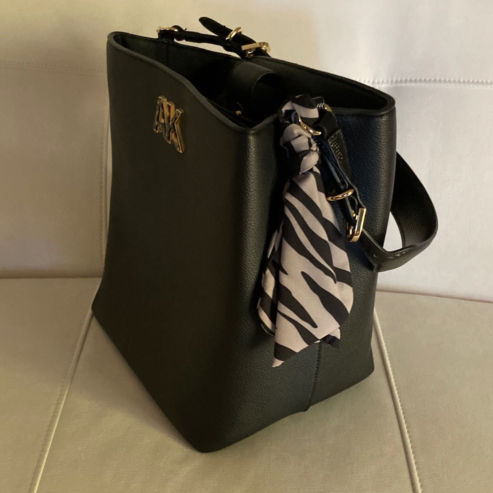 Black Women's Shoulder Bag - Picture 2 of 4